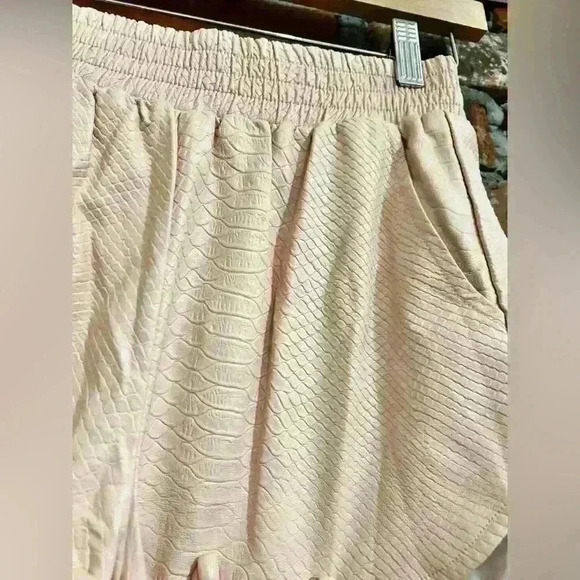 Lovers + Friends Snakeskin Elastic Band Shorts Size Small - Picture 4 of 9